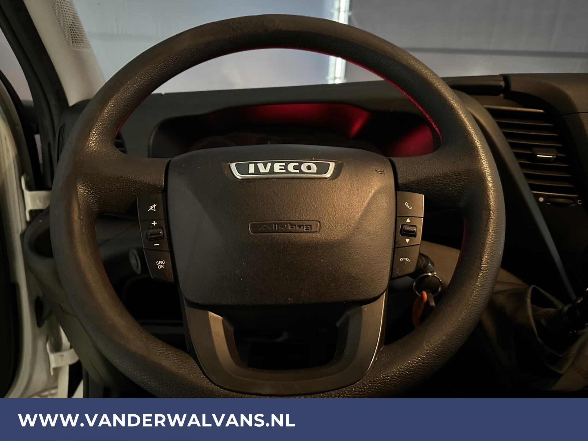 Foto 15 van Iveco Daily 40C15 3.0L Bakwagen + laadklep + 3500kg Trekhaak Airco | Cruisecontrol