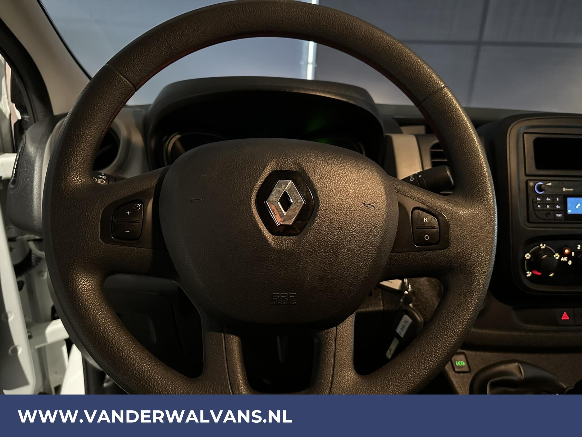 Foto 8 van Renault Trafic 1.6 dCi L1H1 Euro6 Airco | Imperiaal | Trekhaak | Parkeersensoren | Cruisecontrol