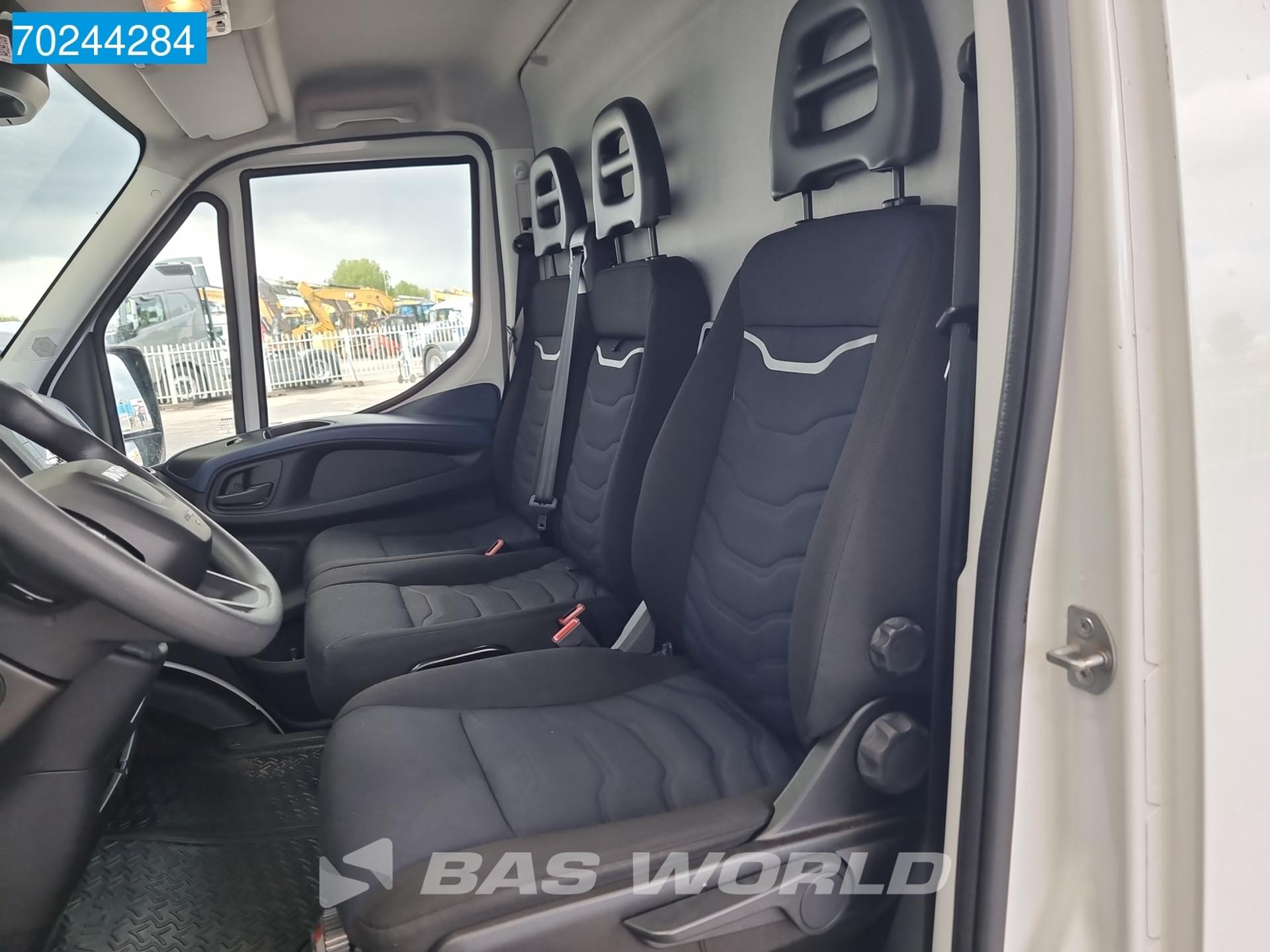 Foto 14 van Iveco Daily 35S14 Automaat L2H2 Airco Cruise Standkachel 12m3 Airco Cruise control