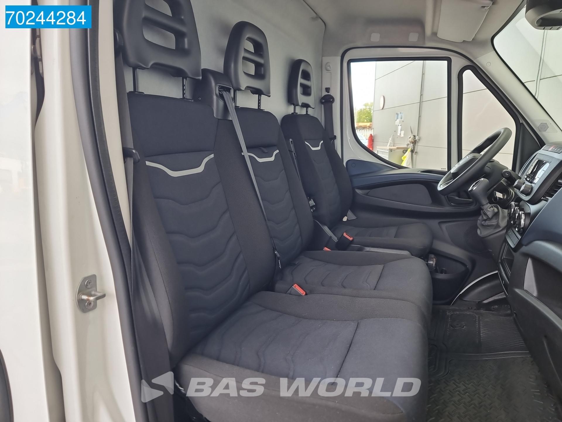 Foto 15 van Iveco Daily 35S14 Automaat L2H2 Airco Cruise Standkachel 12m3 Airco Cruise control