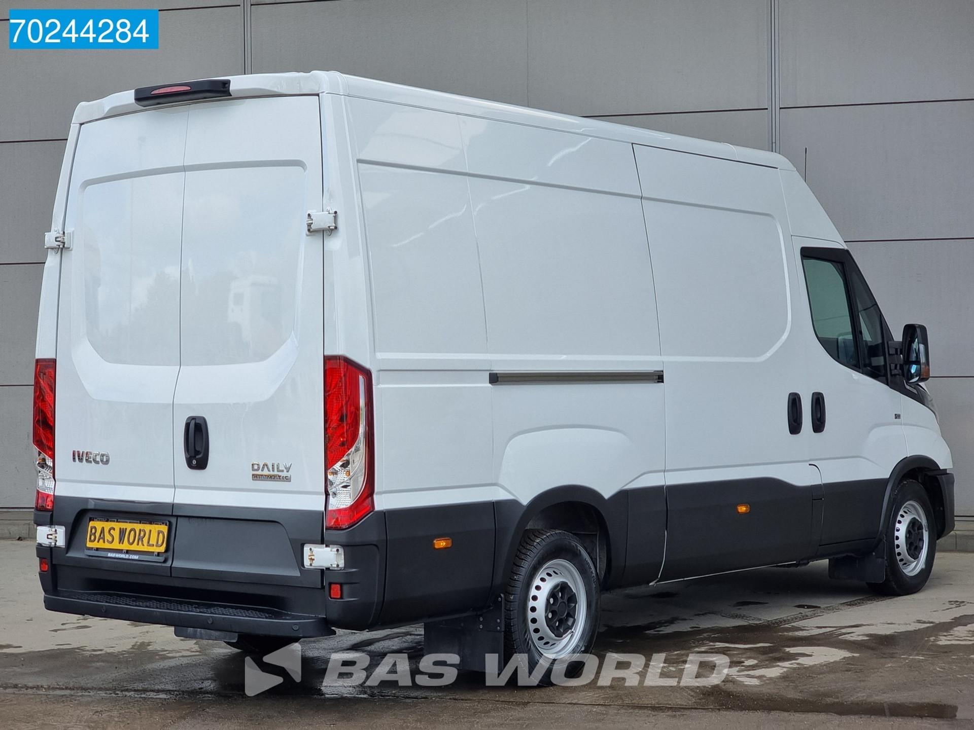 Foto 5 van Iveco Daily 35S14 Automaat L2H2 Airco Cruise Standkachel 12m3 Airco Cruise control