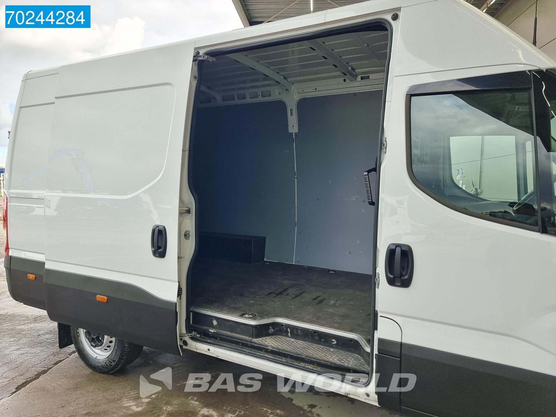 Foto 6 van Iveco Daily 35S14 Automaat L2H2 Airco Cruise Standkachel 12m3 Airco Cruise control